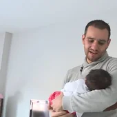Imagen de archivo de un padre con un bebé Imagen de archivo de un padre con un bebé