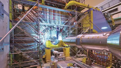 Imagen de un acelerador de partículas Primeras colisiones de particulas en el acelerador japones SuperKEKB