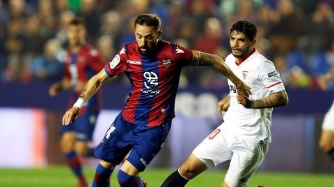 Morales conduce el bal&oacute;n ante la defensa de Banega