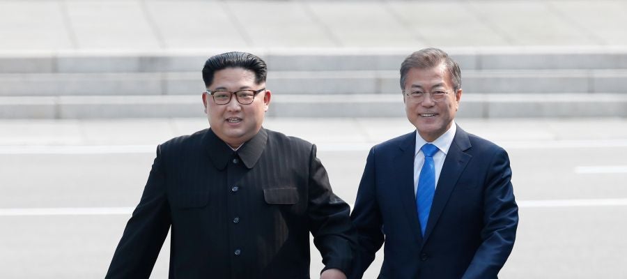 El presidente surcoreano, Moon Jae-in, y el líder del Norte, Kim Jong-un, caminan tomados de la mano El presidente surcoreano, Moon Jae-in, y el líder del Norte, Kim Jong-un, caminan tomados de la mano