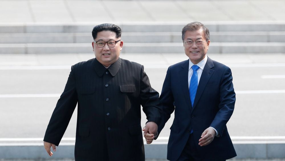 El presidente surcoreano, Moon Jae-in, y el líder del Norte, Kim Jong-un, caminan tomados de la mano