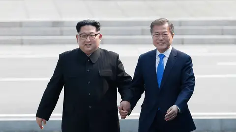 El presidente surcoreano, Moon Jae-in, y el líder del Norte, Kim Jong-un, caminan tomados de la mano El presidente surcoreano, Moon Jae-in, y el líder del Norte, Kim Jong-un, caminan tomados de la mano