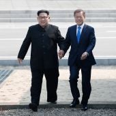 El presidente surcoreano, Moon Jae-in, y el líder del Norte, Kim Jong-un, caminan tomados de la mano
