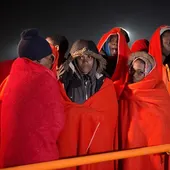 Los 55 inmigrantes rescatados de una patera en Motril Los 55 inmigrantes rescatados de una patera en Motril