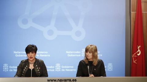 La consejera portavoz del Gobierno, Mar&iacute;a Solana (i), y la consejera de Relaciones Ciudadanas e Institucionales, Ana Ollo