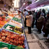 Los mercados apuran los productos típicos para Nochebuena y Navidad. Los mercados apuran los productos típicos para Nochebuena y Navidad.