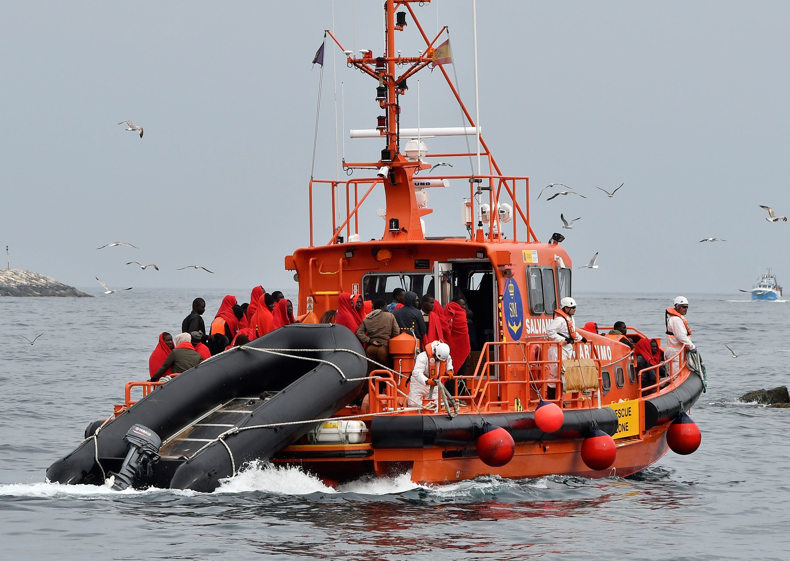Buscan a cuatro personas desaparecidas de una patera Buscan a cuatro personas desaparecidas de una patera
