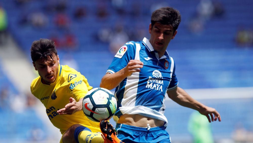 Gerard Moreno pelea un balón ante Las Palmas