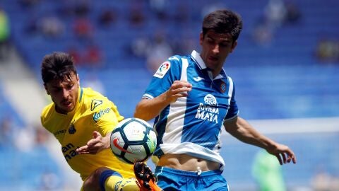 Gerard Moreno pelea un bal&oacute;n ante Las Palmas