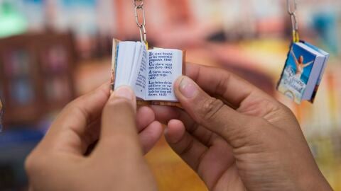 Asistentes observan libros en miniatura durante la XXI Feria Internacional del Libro de Santo Domingo (Rep&uacute;blica Dominicana).