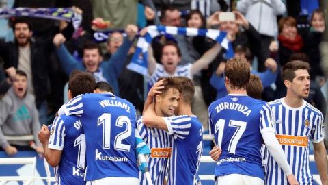 Los jugadores de la Real Sociedad celebran el tanto de Oyarzabal