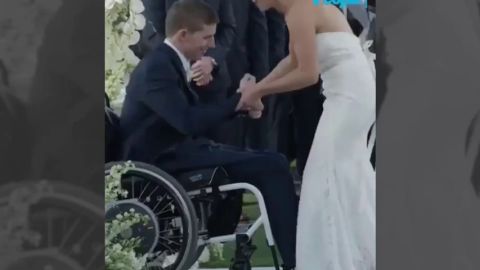 Un jugador de f&uacute;tbol americano logra volver a andar el d&iacute;a de su boda tras quedarse parapl&eacute;jico en 2010