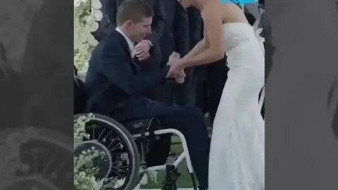 Un jugador de fútbol americano logra volver a andar el día de su boda tras quedarse parapléjico en 2010 Un jugador de fútbol americano logra volver a andar el día de su boda tras quedarse parapléjico en 2010