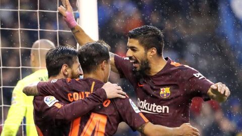 Messi, Su&aacute;rez y Coutinho celebran el gol inicial del brasile&ntilde;o.