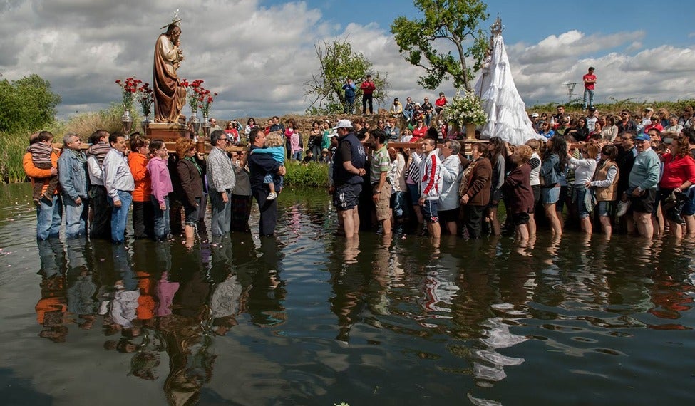 Villamayor vive sus días grandes con los "mayos" y la Romería de la Virgen del Rosario Villamayor vive sus días grandes con los "mayos" y la Romería de la Virgen del Rosario