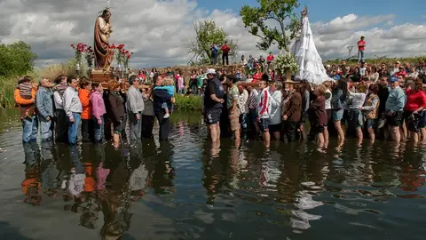 Momento del encuentro entre la Virgen del Rosario y San José Momento del encuentro entre la Virgen del Rosario y San José
