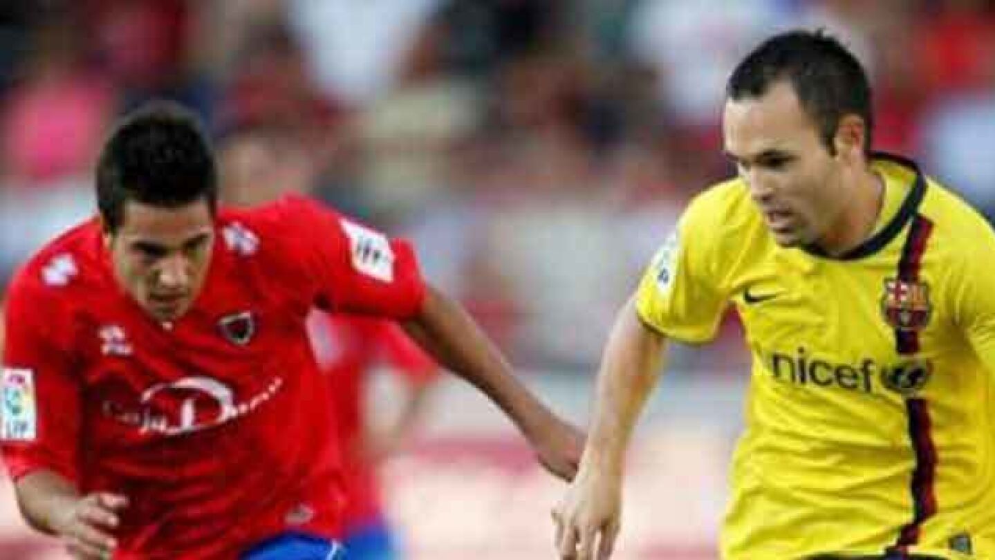 Andr&eacute;s Iniesta frente al Numancia