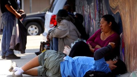 Migrantes de caravana se toman un respiro en frontera de México con EEUU