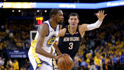 Nikola Mirotic defiende la jugada de Kevin Durant