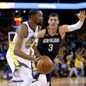 Nikola Mirotic defiende la jugada de Kevin Durant Nikola Mirotic defiende la jugada de Kevin Durant