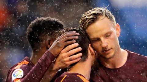 Rakitic saluda a Messi tras su gol al Deportivo. 