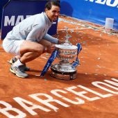 Rafa Nadal posa con su XI Godó