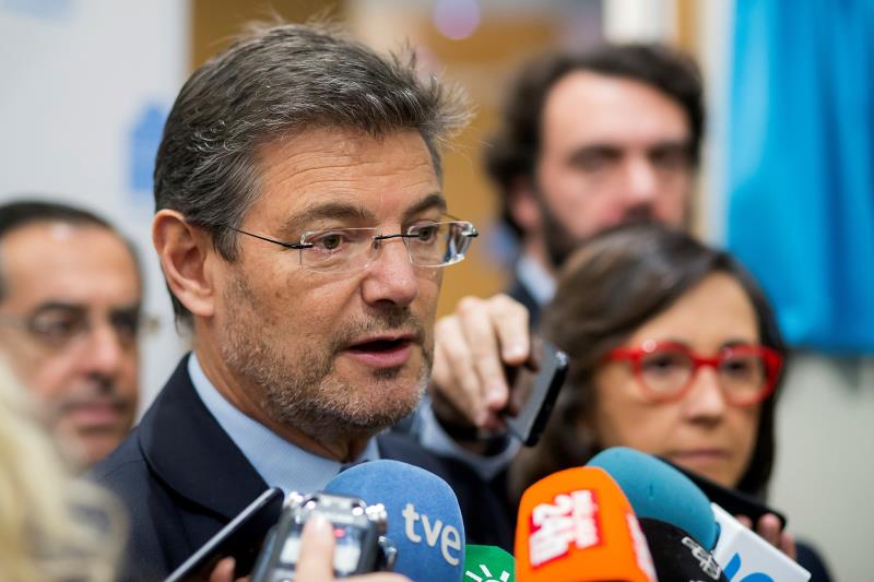 Jueces y fiscales piden la dimisión de Rafael Catalá por sus declaraciones sobre el juez que pedía la absolución de La Manada Jueces y fiscales piden la dimisión de Rafael Catalá por sus declaraciones sobre el juez que pedía la absolución de La Manada