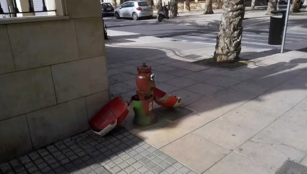 Hidrante en mal estado de conservación en Elche Hidrante en mal estado de conservación en Elche