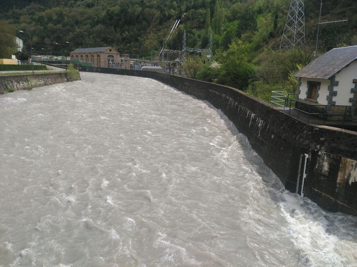 Las últimas lluvias y el deshielo provocan un incremento de los caudales de los ríos pirenaicos Las últimas lluvias y el deshielo provocan un incremento de los caudales de los ríos pirenaicos