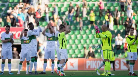La plantilla del Elche CF celebró en el Martínez Valero su clasificación para el playoff a Segunda División. ELCHE CF