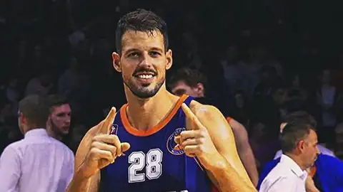 Álex Navajas, jugador de los Wolves. Álex Navajas, jugador de los Wolves.