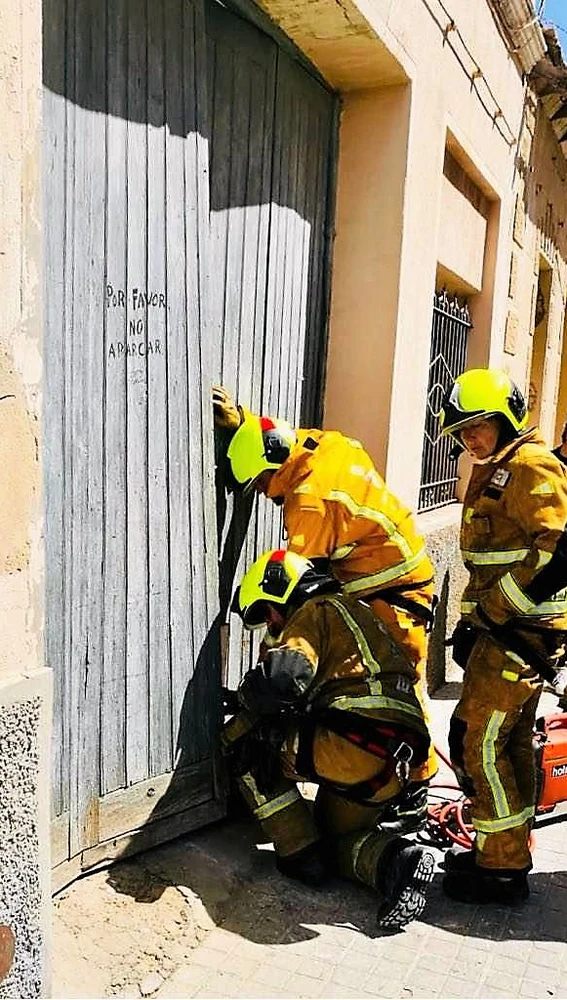 Bomberos abriendo el acceso al almacén de Torrellano en el que se ha derrimba el techo