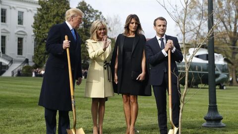 Donald Trump y Emmanuel Macron, con sus esposas Melania Trump y Brigitte Macron plantando un &aacute;rbol en la Casa Blanca