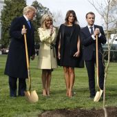 Donald Trump y Emmanuel Macron, con sus esposas Melania Trump y Brigitte Macron plantando un árbol en la Casa Blanca