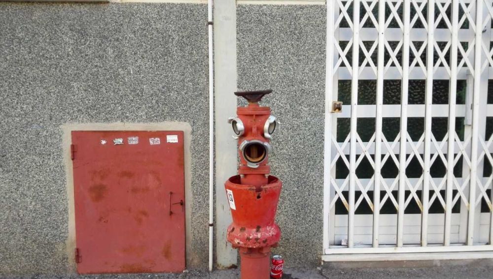 Boca de incendios (hidrante) en el polígono industrial de Carrús