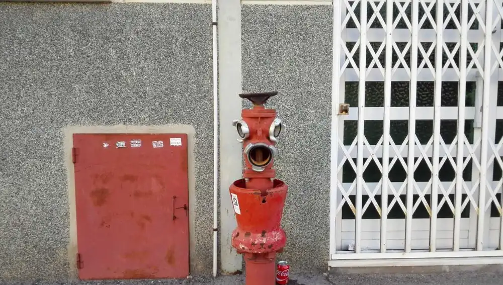 Boca de incendios (hidrante) en el polígono industrial de Carrús Boca de incendios (hidrante) en el polígono industrial de Carrús