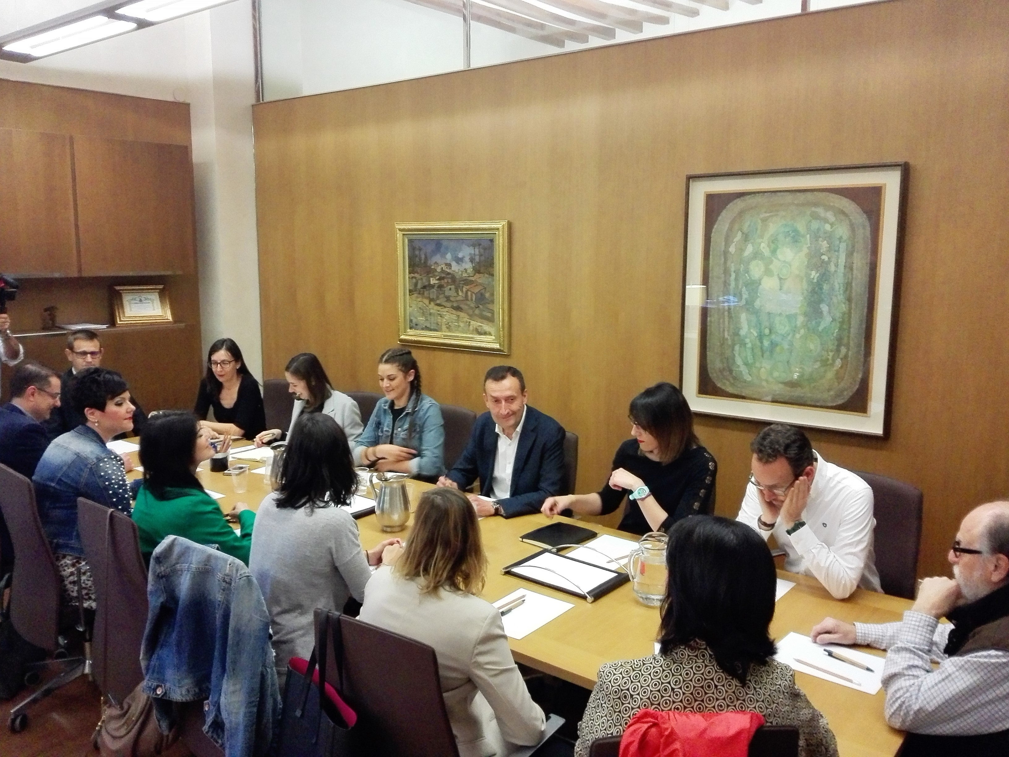 El tripartito de Elche da marcha atrás y suspende la peatonalización de la calle Corredora para buscar consenso social y político El tripartito de Elche da marcha atrás y suspende la peatonalización de la calle Corredora para buscar consenso social y político