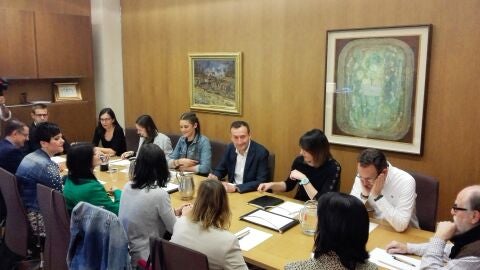 Reuni&oacute;n de equipo de gobierno con comerciantes y vecinos de la zona centro por el proyecto de peatonalizaci&oacute;n de la calle Corredora