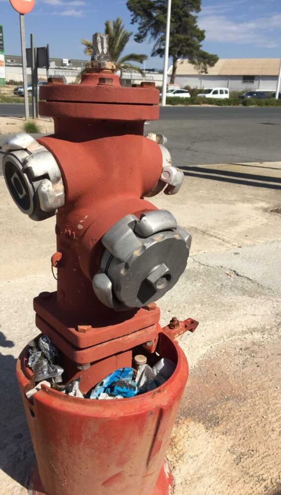 Hidrante sin tapa y consuciedad en Elche