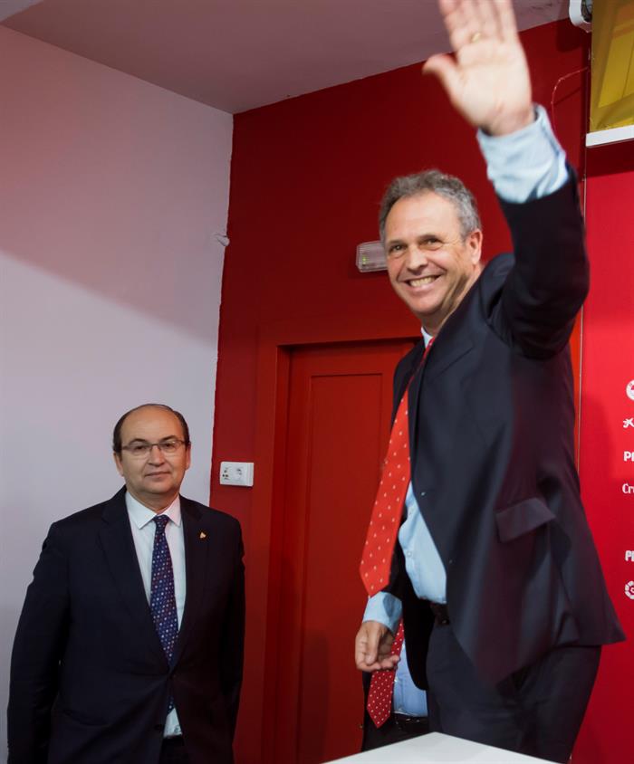 Joaquín Caparrós: "Me ilusiona poder aportar mi experiencia al Sevilla, que es mi club de toda la vida" Joaquín Caparrós: "Me ilusiona poder aportar mi experiencia al Sevilla, que es mi club de toda la vida"