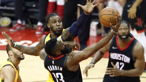 James Harden anota ante la oposici&oacute;n de la defensa de los Jazz