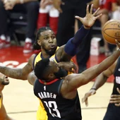 James Harden anota ante la oposición de la defensa de los Jazz James Harden anota ante la oposición de la defensa de los Jazz
