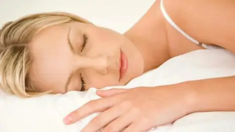 Mujer durmiendo en buenas manos