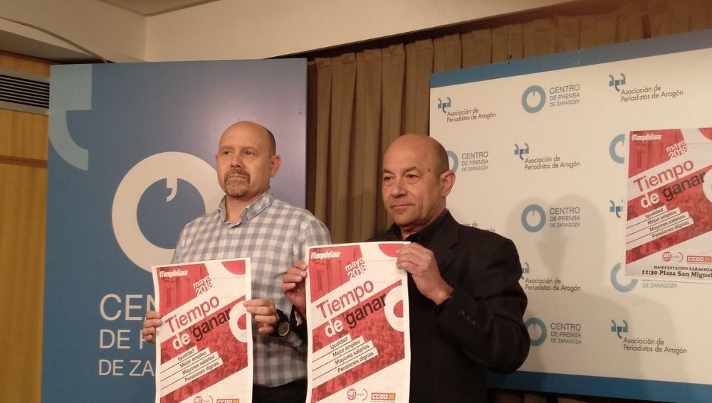 Los responsables de CCOO y UGT con el cartel del 1º de mayo