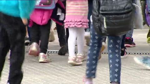 Imagen de archivo de un grupo de menores asistiendo al colegio