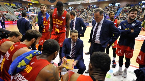 Ibon Navarro dando &oacute;rdenes al UCAM Murcia