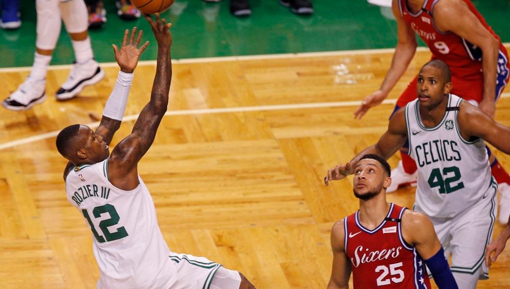 Terry Rozier anota ante los Sixers