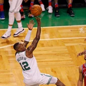 Terry Rozier anota ante los Sixers Terry Rozier anota ante los Sixers