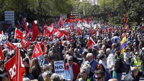 Miles de personas participan en la manifestación de Madrid del 1 de mayo, convocada por CCOO y UGT
