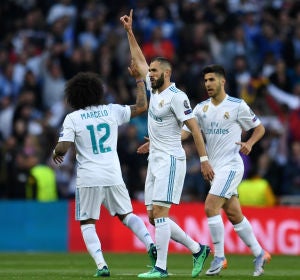 Benzema celebra con sus compañeros su gol al Bayern Benzema celebra con sus compañeros su gol al Bayern